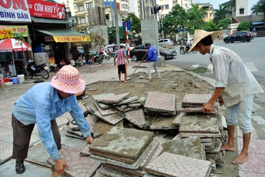 HĐND Hà Nội cân nhắc giám sát tiền tỷ xây dựng hè phố