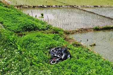 Hà Nam: 2 thanh niên chết thảm khi cố vượt đường sắt