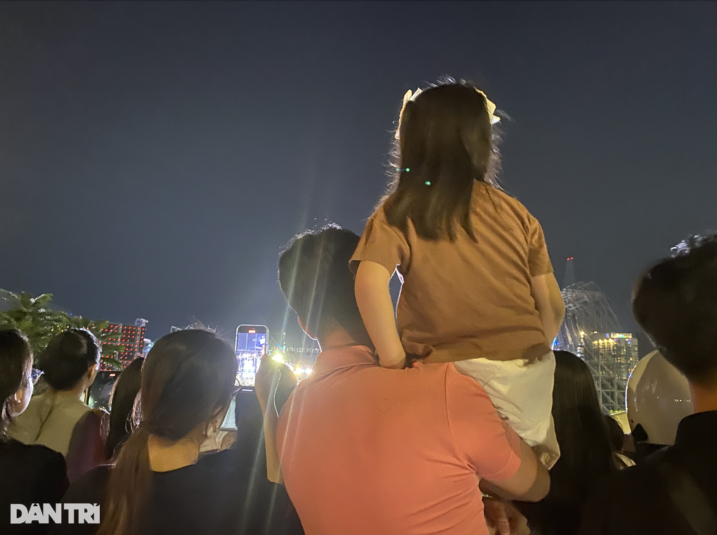 Hàng trăm người lên cầu Ba Son xem ké concert Anh trai say hi gây ùn tắc - 2 Hàng trăm người lên cầu Ba Son xem ké concert Anh trai say hi gây ùn tắc - 2