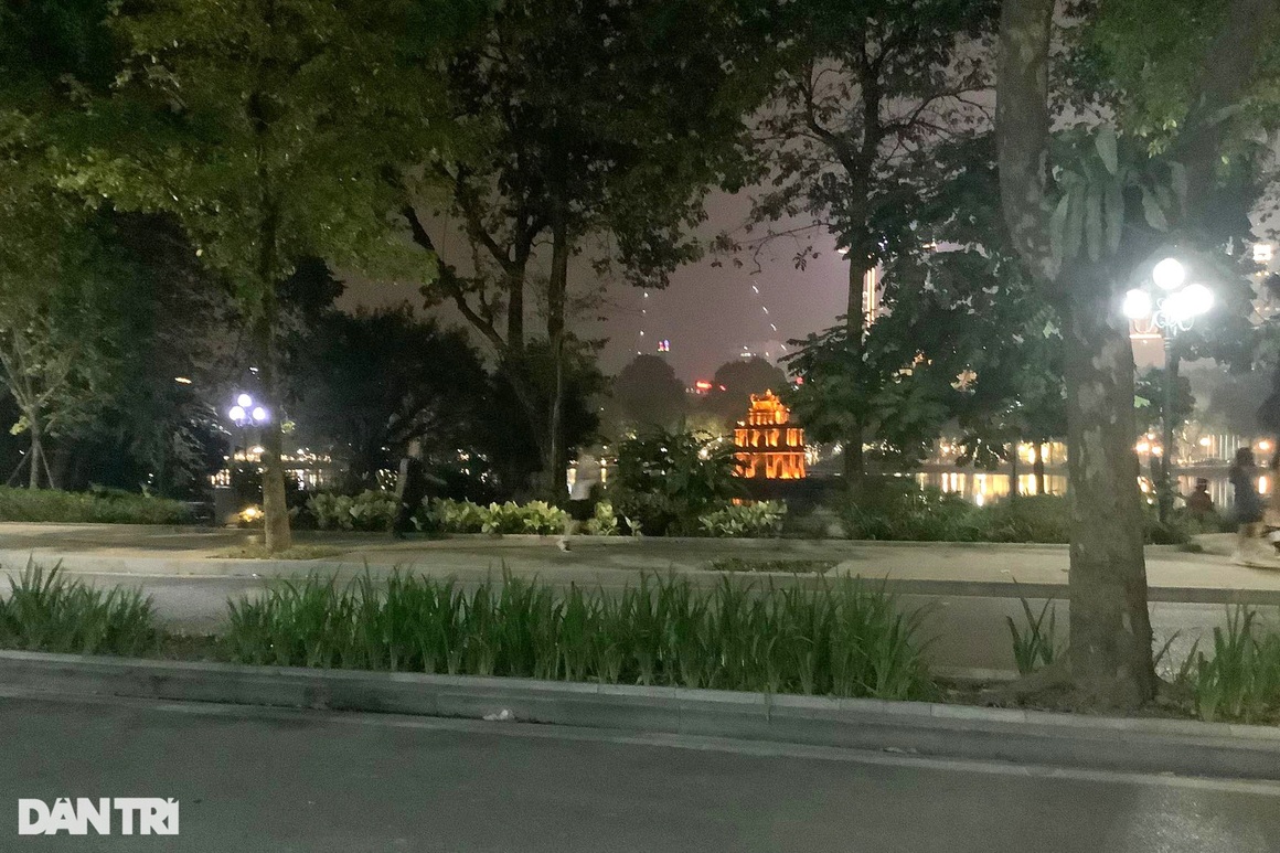 Hàng Mã và Nhà thờ Lớn cấm ra vào, đường phố Hà Nội vắng vẻ đêm Giáng sinh - 14 Hàng Mã và Nhà thờ Lớn cấm ra vào, đường phố Hà Nội vắng vẻ đêm Giáng sinh - 14
