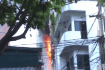 Hà Nội: Lửa bốc ngùn ngụt tại ngôi nhà 5 tầng trong ngõ nhỏ