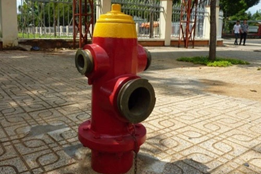 Người đàn ông ở TPHCM tháo trụ nước chữa cháy đem đi bán