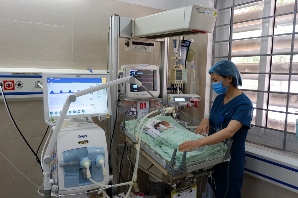 Bé sơ sinh bị bỏ rơi vượt qua cơn nguy kịch do nhiễm trùng máu như thế nào? - 2 Bé sơ sinh bị bỏ rơi vượt qua cơn nguy kịch do nhiễm trùng máu như thế nào? - 2