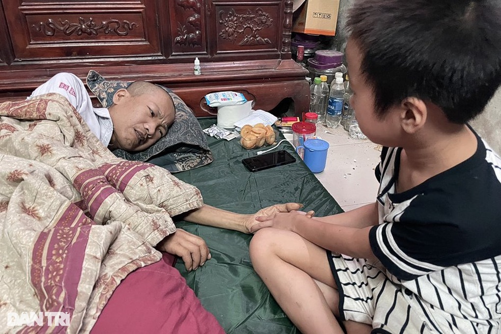 Xót thương cậu bé 8 tuổi nức nở cầu xin mọi người cứu bố bị ung thư hạch - 3 Xót thương cậu bé 8 tuổi nức nở cầu xin mọi người cứu bố bị ung thư hạch - 3