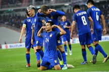 Người hùng Thái Lan nói gì sau khi lập siêu phẩm từ chấm phạt góc?