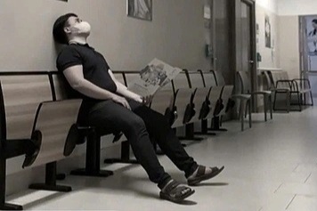 Chuyện đau lòng về bức ảnh người đàn ông chết lặng ở hành lang viện - 1