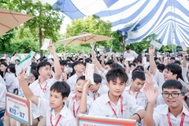 Học sinh cấp 3 ở Hà Nội nhận “thẻ lên máy bay” trong lễ khai giảng