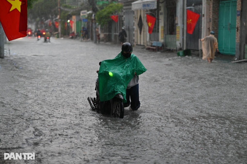 TPHCM mưa lớn kéo dài do ảnh hưởng của hoàn lưu bão Bualoi - 2 TPHCM mưa lớn kéo dài do ảnh hưởng của hoàn lưu bão Bualoi - 2