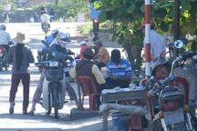 Nườm nượp đi... đánh lô đề