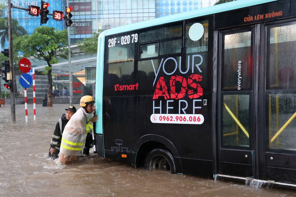 Công an đội mưa giúp dân qua những điểm ngập sâu ở Hà Nội - 3 Công an đội mưa giúp dân qua những điểm ngập sâu ở Hà Nội - 3