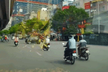 Phóng nhanh vượt ẩu, xe máy đâm ngã người đi bộ sang đường