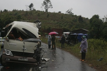 Xe khách và container tông nhau trên QL14, nhiều người thương vong