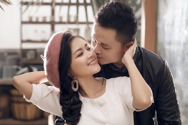 Ca sĩ Thanh Ngọc tung ảnh ngọt ngào cùng chồng đón Giáng sinh