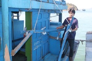 Tàu cá Bình Định bị tàu lạ đâm ở Trường Sa