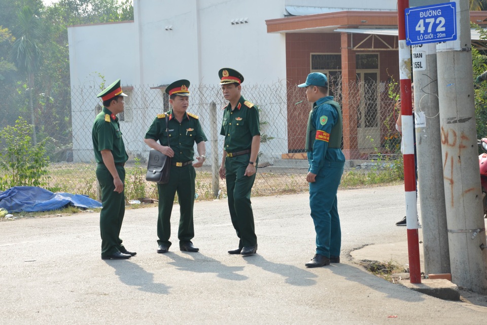 Bố trí dày đặc các chốt cảnh sát truy bắt nghi can xả súng giết 4 người - 5