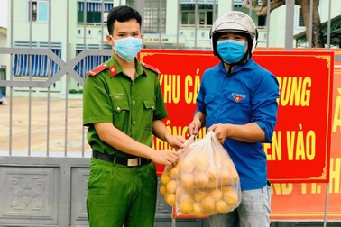 Bạn trẻ Quảng Nam đội mưa giúp tiêu thụ cam cho đồng bào vùng biên