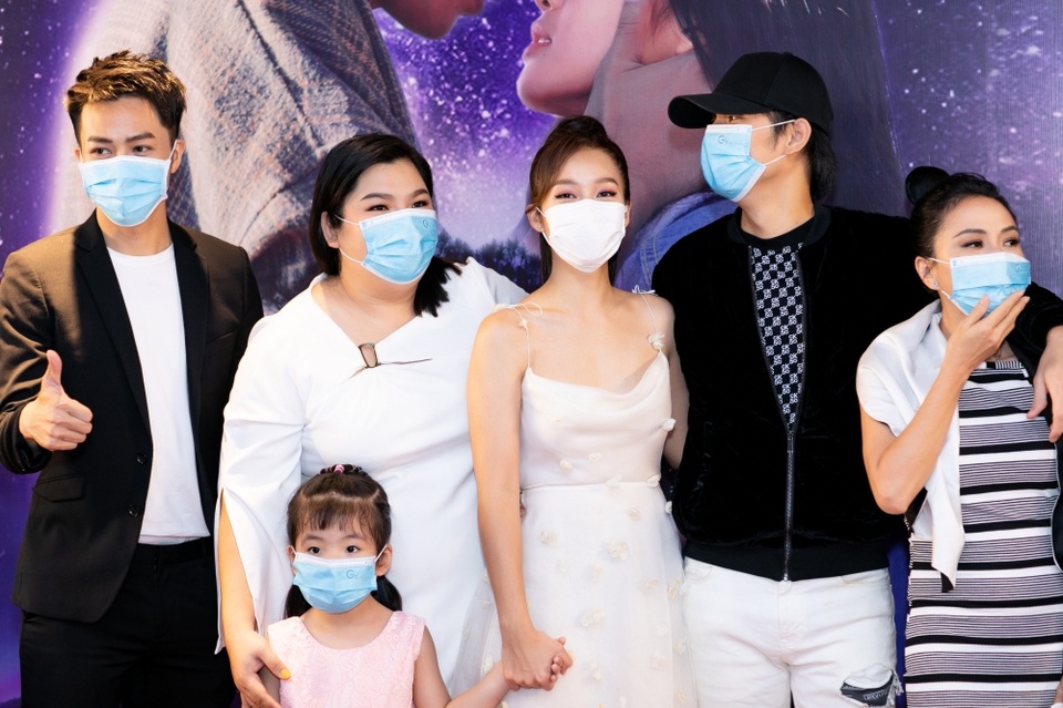 Khả Ngân, Hoàng Yến... mang khẩu trang khi xuất hiện trên thảm đỏ - 6 Khả Ngân, Hoàng Yến... mang khẩu trang khi xuất hiện trên thảm đỏ - 6