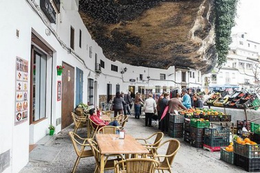 Thị trấn tuyệt đẹp nằm dưới những khối đá khổng lồ