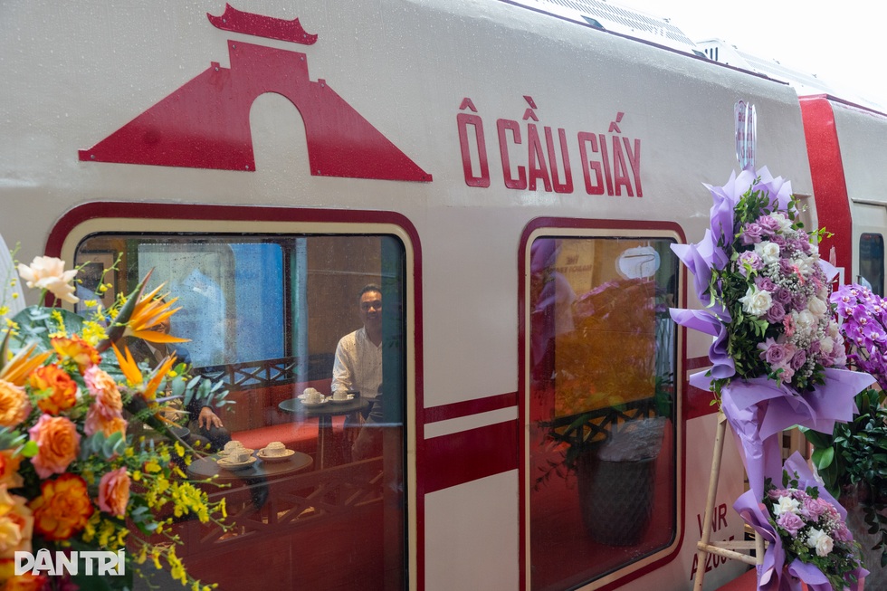 Nội thất sang trọng bên trong đoàn tàu du lịch 2 tầng đầu tiên ở Hà Nội - 1 Nội thất sang trọng bên trong đoàn tàu du lịch 2 tầng đầu tiên ở Hà Nội - 1