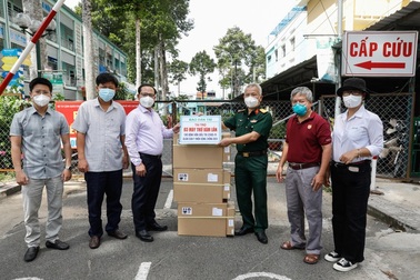 Bạn đọc Dân trí tặng 13 máy thở giúp bệnh nhân "chiến đấu" với Covid-19