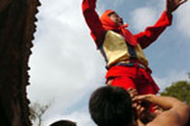 Rước pháo ở Hội làng Đồng Kỵ