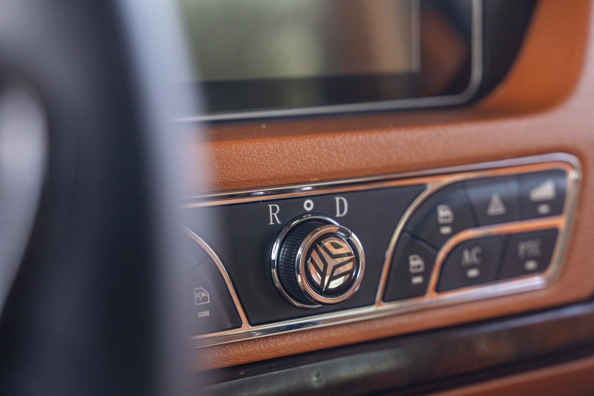 Chiếc xe nhái Mercedes G-Class có giá bán ngang xe xịn - 10 Chiếc xe nhái Mercedes G-Class có giá bán ngang xe xịn - 10