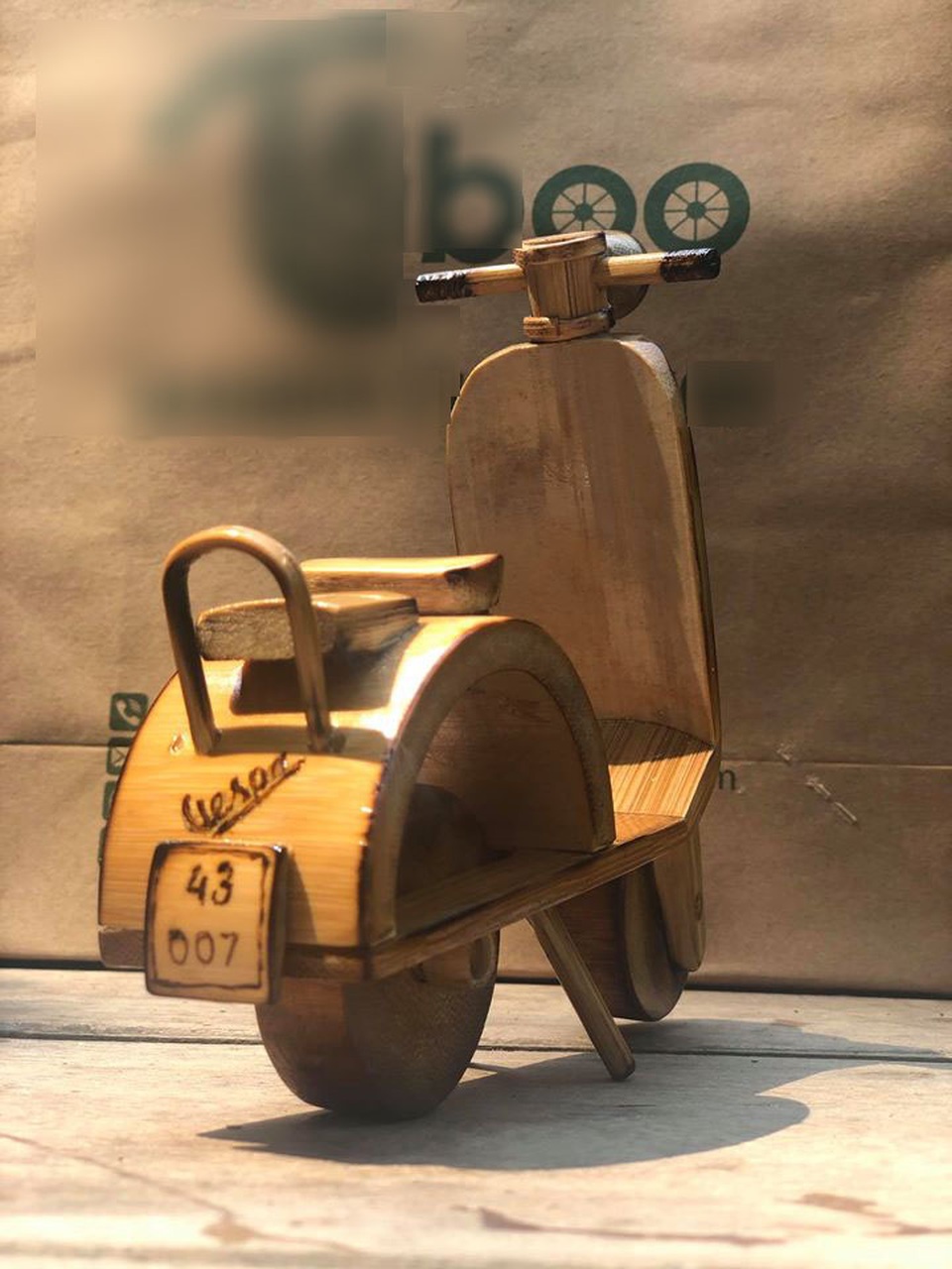 Độc đáo mô hình xe máy, ô tô, tàu hỏa làm từ tre Việt - 12 Độc đáo mô hình xe máy, ô tô, tàu hỏa làm từ tre Việt - 12