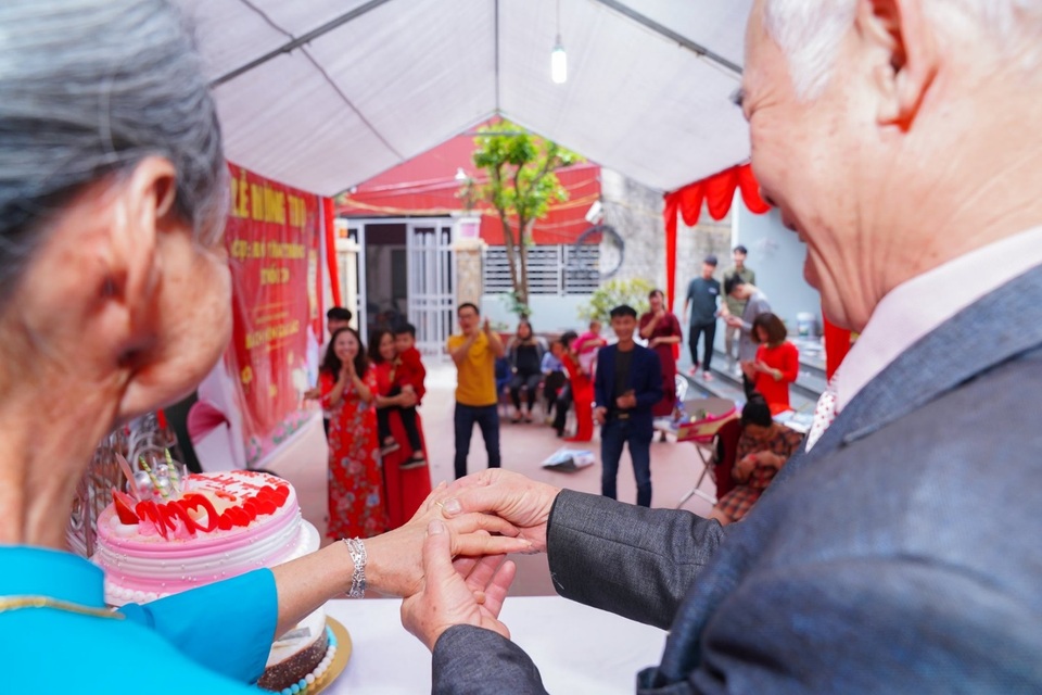 Xúc động bộ ảnh “đám cưới vàng” của cụ bà mắc bệnh ung thư ở Hà Nội - 4 Xúc động bộ ảnh “đám cưới vàng” của cụ bà mắc bệnh ung thư ở Hà Nội - 4