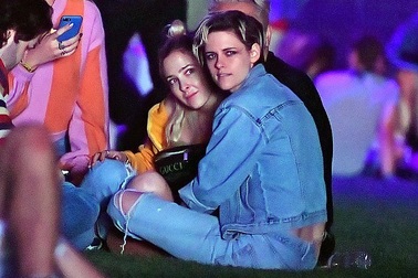 Kristen Stewart hôn say đắm bạn gái mới