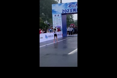 Nữ vận động viên lên cơn co giật khi chuẩn bị cán đích cuộc thi marathon