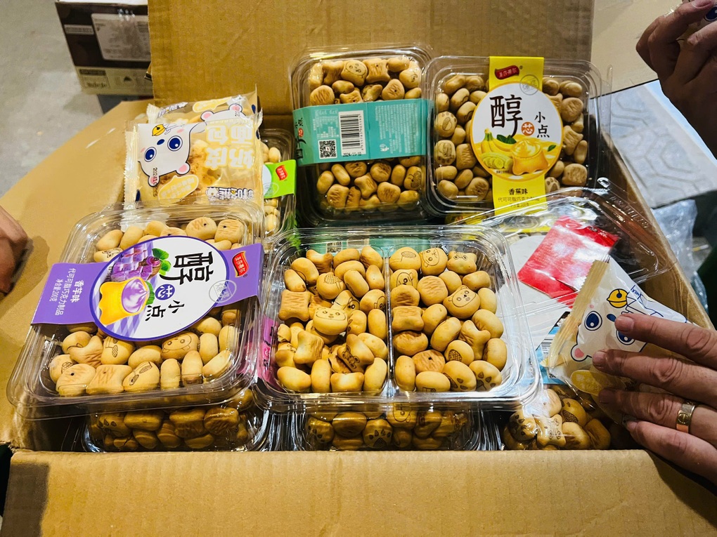 Phát hiện số lượng lớn bánh kẹo không rõ nguồn gốc ở La Phù - 2 Phát hiện số lượng lớn bánh kẹo không rõ nguồn gốc ở La Phù - 2