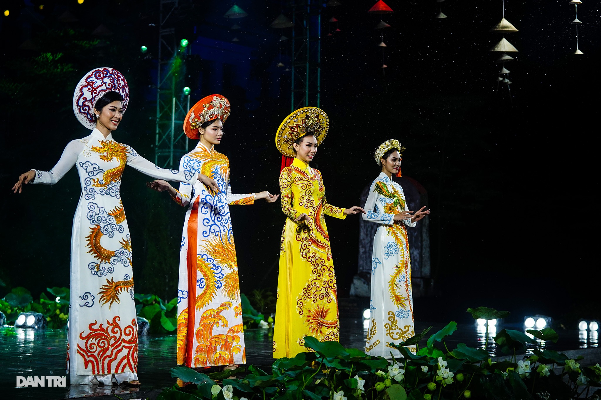 Khác lạ hình ảnh phố đi bộ, chợ Bến Thành, Thủ Thiêm… trên tà áo dài - 7