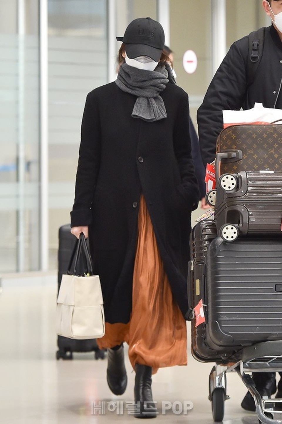 Song Hye Kyo, Jeon Ji Hyun bị chỉ trích vì không ủng hộ dịch Covid-19 - 1 Song Hye Kyo, Jeon Ji Hyun bị chỉ trích vì không ủng hộ dịch Covid-19 - 1