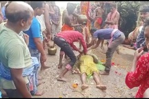 Rùng mình cảnh dân làng tụ tập thực hiện nghi lễ "đánh thức người chết"