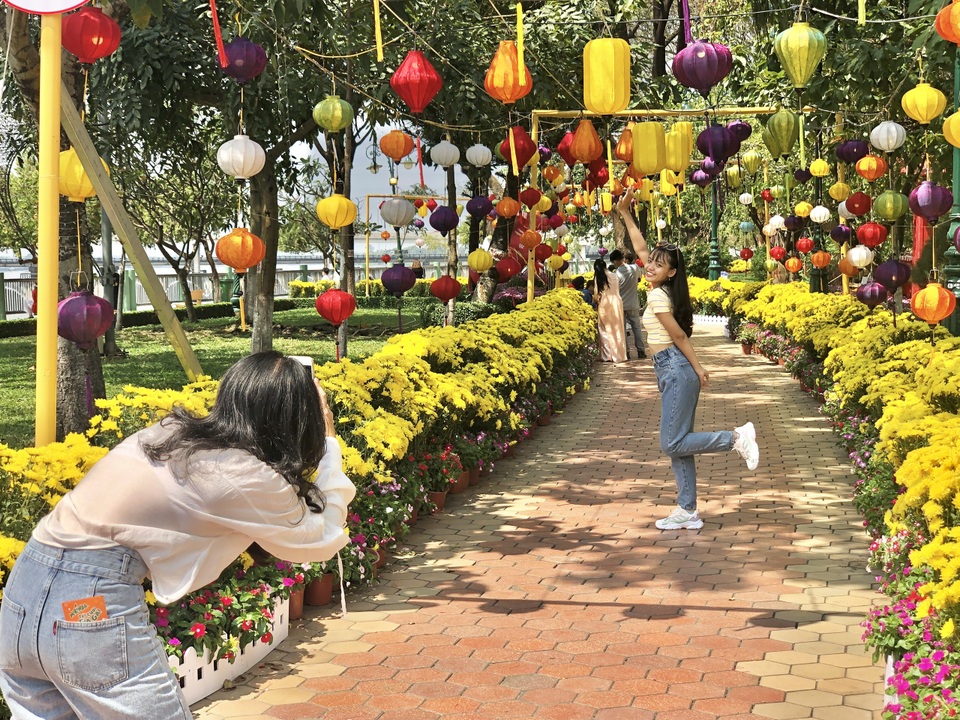 Đường hoa lớn nhất Đồng Nai thưa thớt khách tham quan  - 11