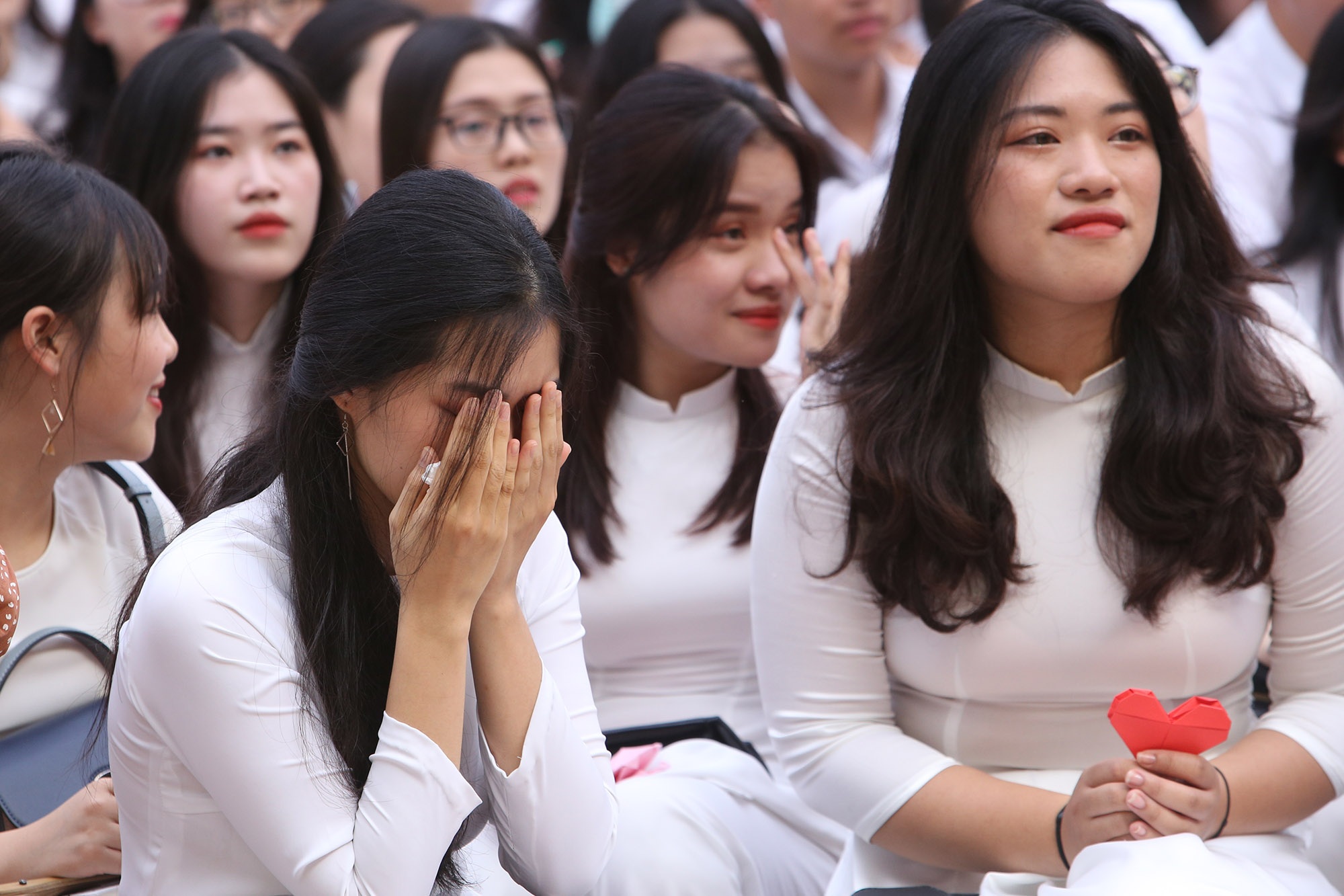 Nữ sinh phố cổ khóc nức nở trong phút chia tay tuổi học trò - 17 Nữ sinh phố cổ khóc nức nở trong phút chia tay tuổi học trò - 17