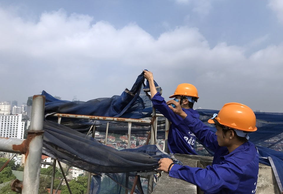 Hình ảnh phá dỡ trên tầng 18 tòa nhà 8B Lê Trực - 4 Hình ảnh phá dỡ trên tầng 18 tòa nhà 8B Lê Trực - 4