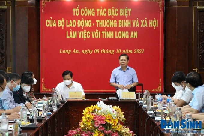 Thứ trưởng Lê tấn Dũng ghi nhận: Long An đã sớm có những giải pháp phòng, chống dịch hiệu quả, đảm bảo an sinh cho người dân trong thời gian giãn cách.
