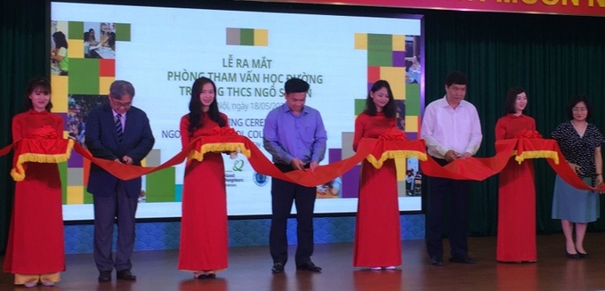 Các đại biểu cắt băng khánh thành Phòng tham vấn học đường trường THCS Ngô Sĩ Liên. 