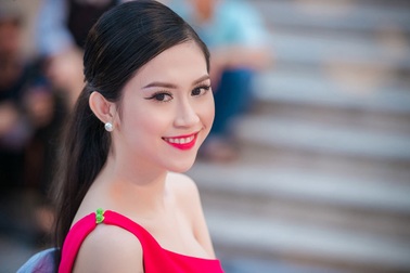 Hoa hậu  Đông Nam Á Thu Vũ rực rỡ sắc đỏ tham dự show thời trang