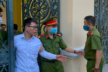 Nguyên Phó Chánh án la hét kêu oan, nguyên giảng viên ngất xỉu tại tòa