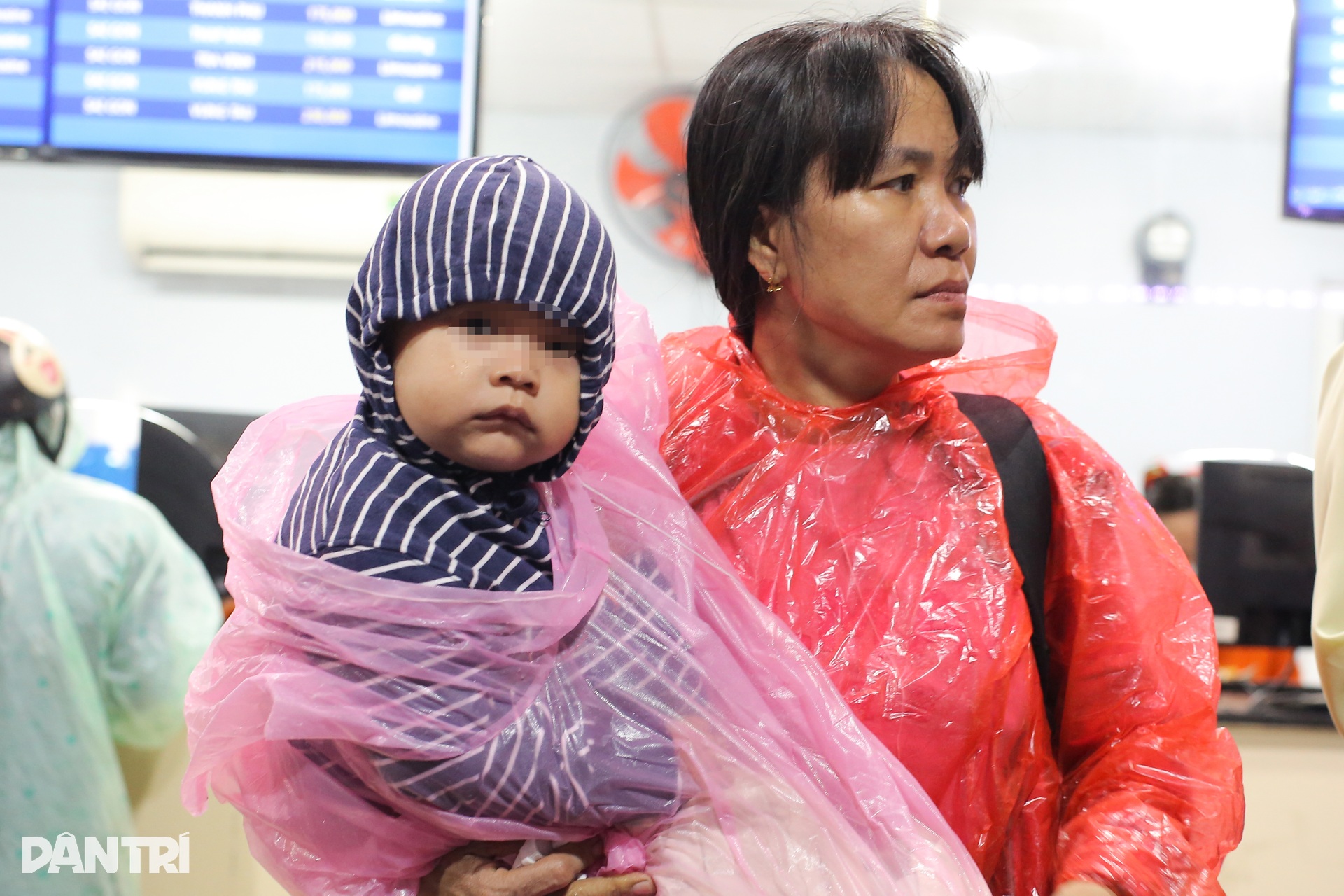 Người dân TPHCM đội vali đi chơi lễ dưới mưa lớn - 4 Người dân TPHCM đội vali đi chơi lễ dưới mưa lớn - 4