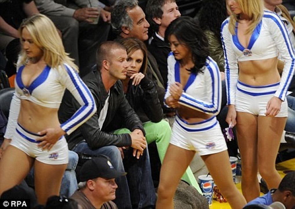 David Beckham khốn khổ vì các nàng hoạt náo viên - 4 David Beckham khốn khổ vì các nàng hoạt náo viên - 4