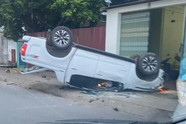 Ô tô lật ngửa sau tai nạn, 2 người tử vong