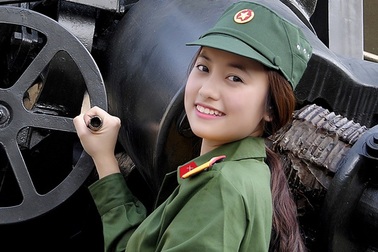 MC “Ong vàng” hóa thành nữ quân nhân xinh xắn