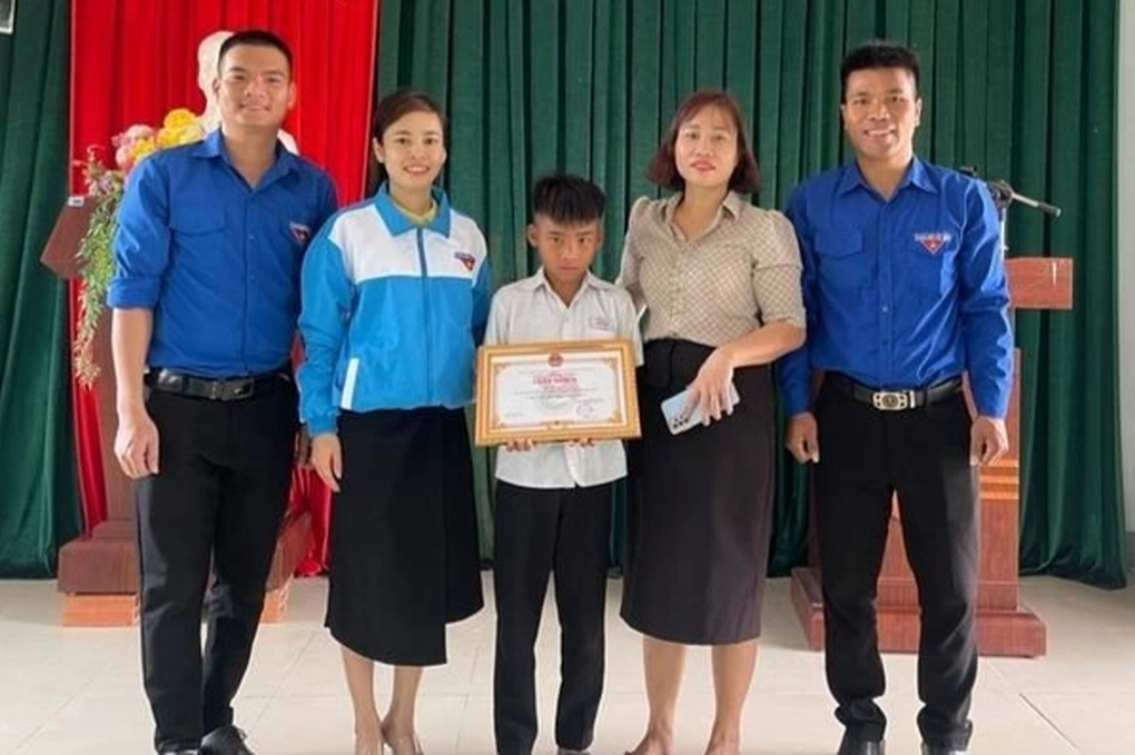 Học sinh lớp 4 dũng cảm cứu hai anh chị lớp 12 bị nước cuốn - 1 Học sinh lớp 4 dũng cảm cứu hai anh chị lớp 12 bị nước cuốn - 1