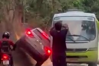 Lách xe qua vách núi hẹp như trong phim hành động, tài xế nhận cái kết đắng