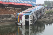 Va chạm với xe tải, đầu tàu khách Bắc - Nam văng xuống kênh