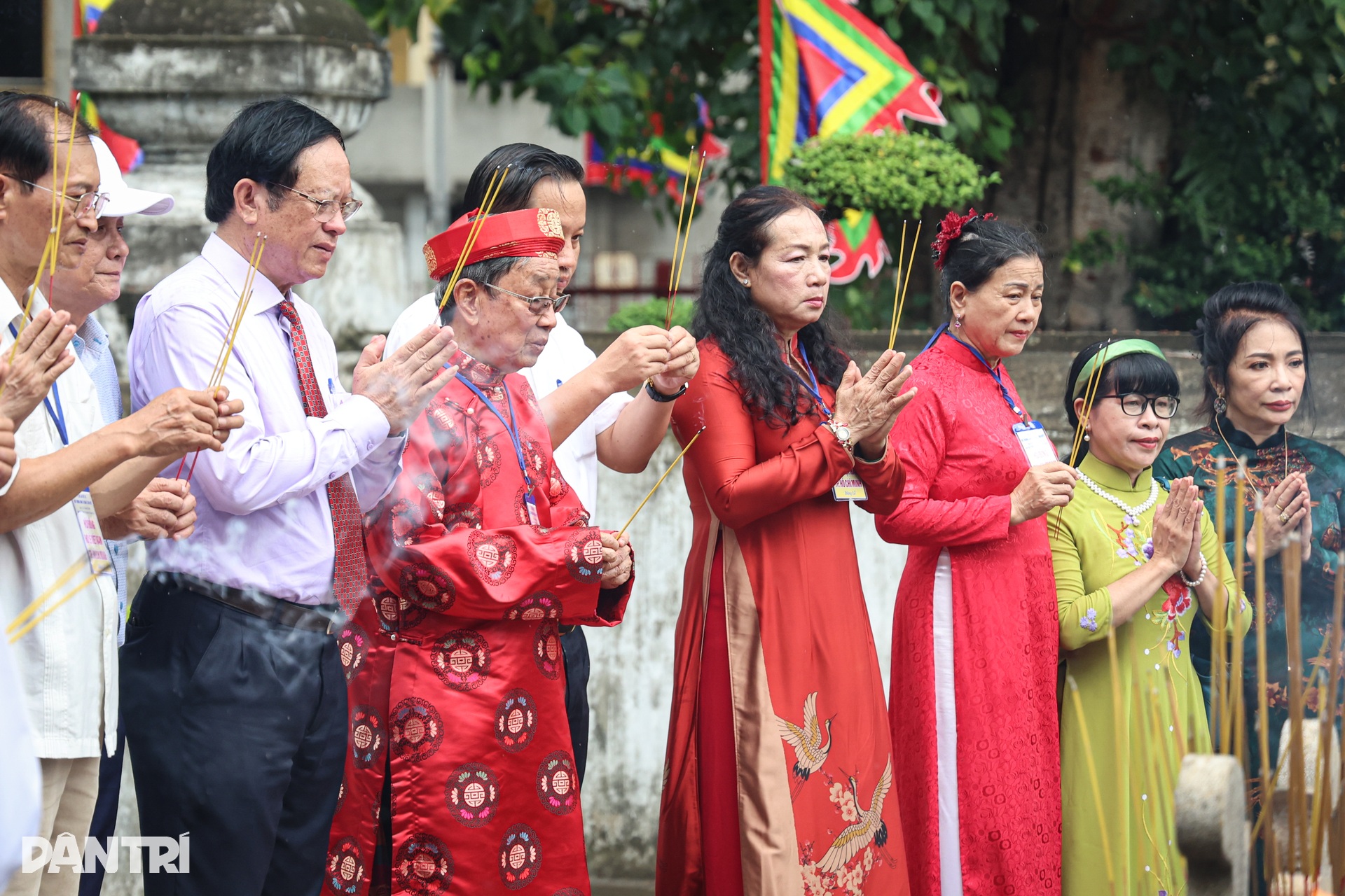 Người dân TPHCM đội mưa dâng hương Lễ giỗ Đức tả quân Lê Văn Duyệt - 5 Người dân TPHCM đội mưa dâng hương Lễ giỗ Đức tả quân Lê Văn Duyệt - 5