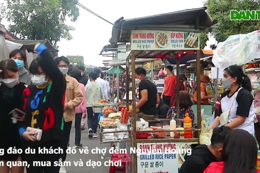 Du khách tấp nập đổ về Hội An dịp nghỉ lễ Tết Nguyên đán